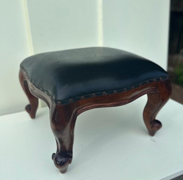 poggiapiedi-vintage-in-legno-con-seduta-in-pelle-45×45x30-cm